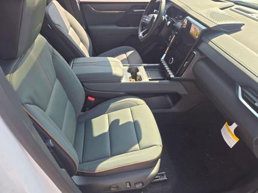 2026 GMC Acadia AWD AT4