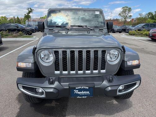 Sting-Gray Clearcoat 2022 Jeep Gladiator Overland