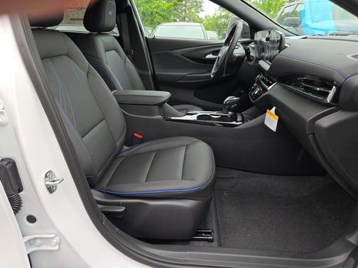 Summit White 2026 Buick Envista Sport Touring FWD