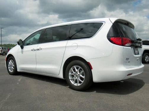 2024 Chrysler Voyager LX