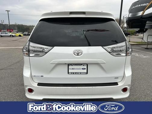 Super White 2016 Toyota Sienna SE