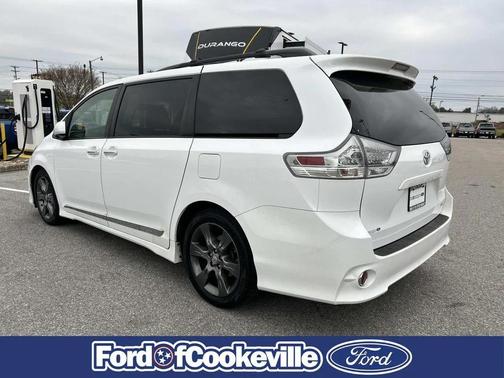 Super White 2016 Toyota Sienna SE
