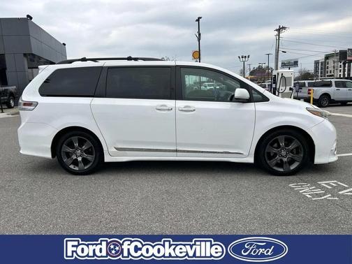 Super White 2016 Toyota Sienna SE