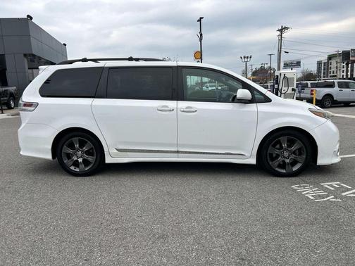 Super White 2016 Toyota Sienna SE