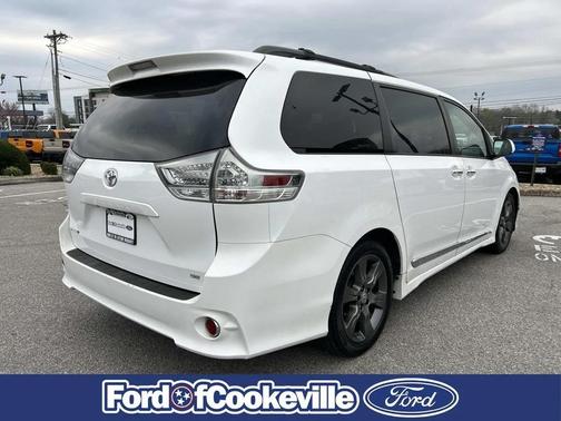 Super White 2016 Toyota Sienna SE