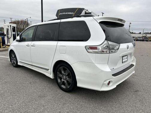 Super White 2016 Toyota Sienna SE