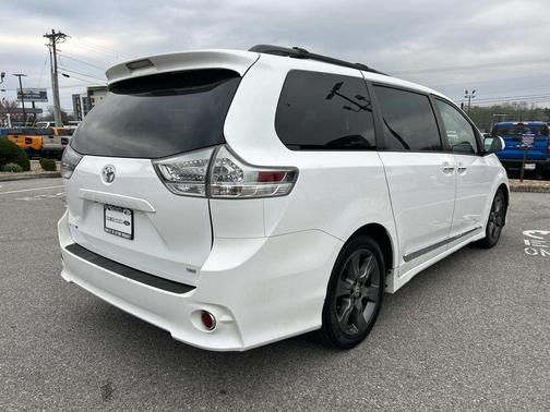 Super White 2016 Toyota Sienna SE