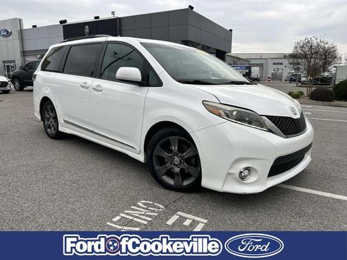 Super White 2016 Toyota Sienna SE