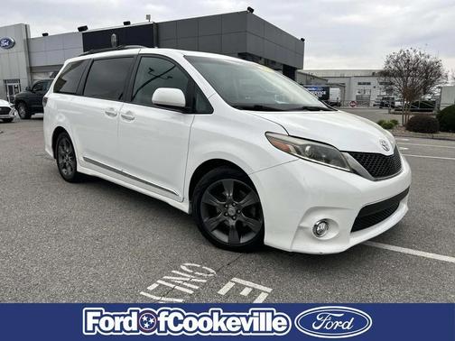 Super White 2016 Toyota Sienna SE