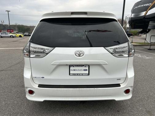 Super White 2016 Toyota Sienna SE