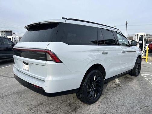 Crystal White Metallic Clearcoat 2026 Lincoln Navigator Reserve