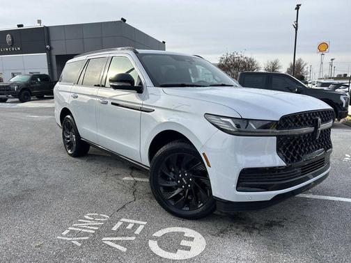 Crystal White Metallic Clearcoat 2026 Lincoln Navigator Reserve