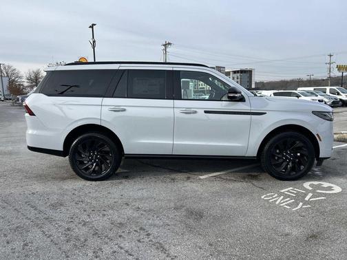Crystal White Metallic Clearcoat 2026 Lincoln Navigator Reserve