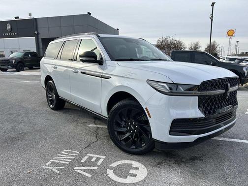 Crystal White Metallic Clearcoat 2026 Lincoln Navigator Reserve