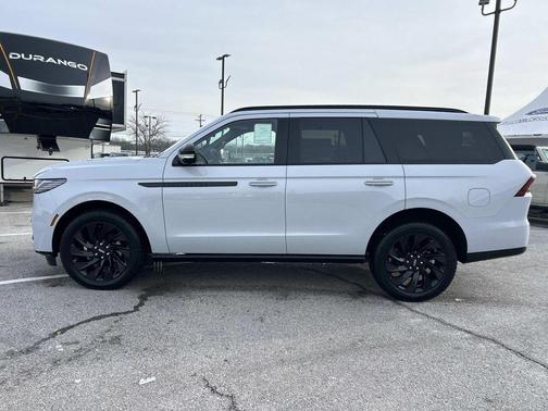 Crystal White Metallic Clearcoat 2026 Lincoln Navigator Reserve