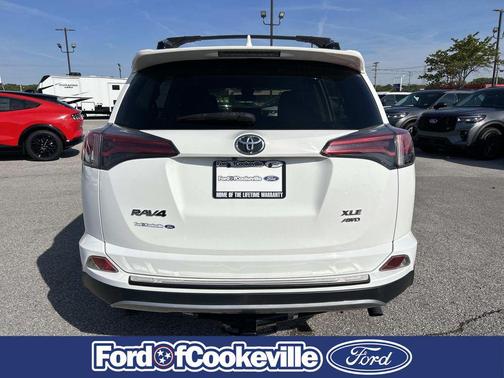 Super White 2018 Toyota RAV4 XLE