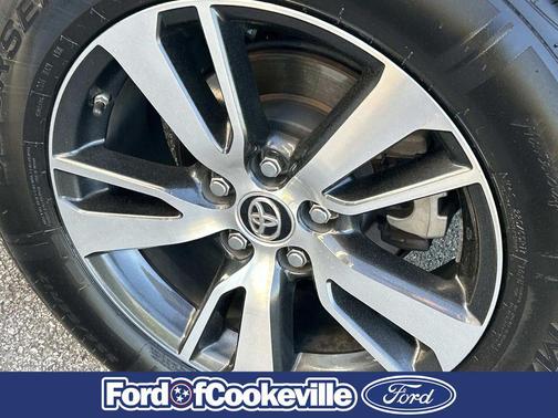 Super White 2018 Toyota RAV4 XLE