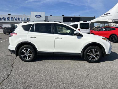 Super White 2018 Toyota RAV4 XLE