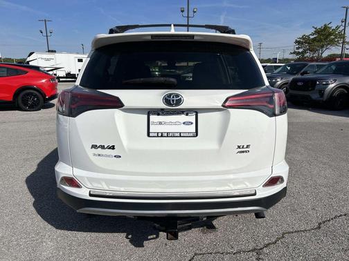 Super White 2018 Toyota RAV4 XLE