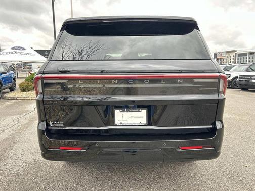 Infinite Black Metallic Clearcoat 2026 Lincoln Navigator Premiere