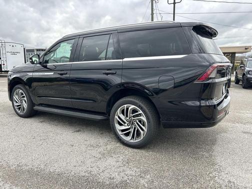 Infinite Black Metallic Clearcoat 2026 Lincoln Navigator Premiere