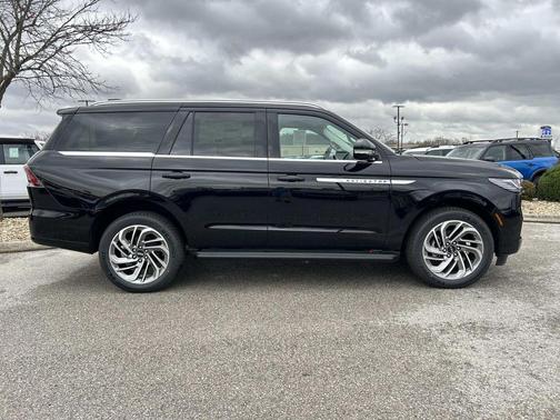 Infinite Black Metallic Clearcoat 2026 Lincoln Navigator Premiere