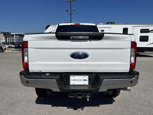 Oxford White 2019 Ford F-250 Lariat