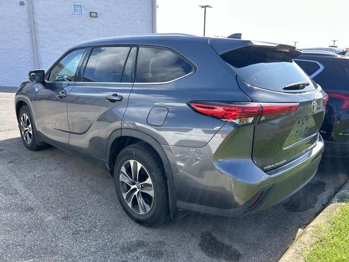 Gray 2022 Toyota Highlander XLE