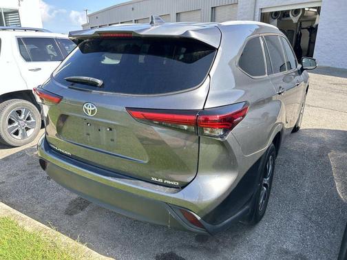 Gray 2022 Toyota Highlander XLE