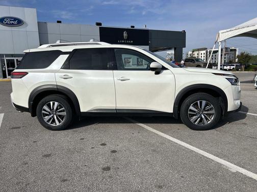 Pearl White 2024 Nissan Pathfinder SL FWD