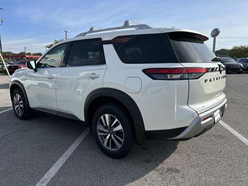 Pearl White 2024 Nissan Pathfinder SL FWD