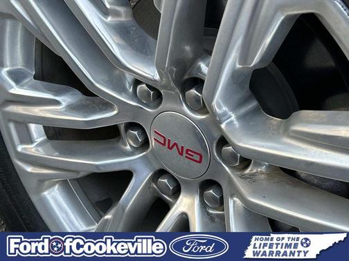 Summit White 2023 GMC Yukon SLT