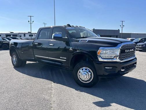 Diamond Black Crystal Pearlcoat 2021 RAM 3500 Limited Crew Cab 4x4 8' Box