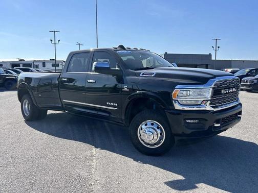 Diamond Black Crystal Pearlcoat 2021 RAM 3500 Limited Crew Cab 4x4 8' Box