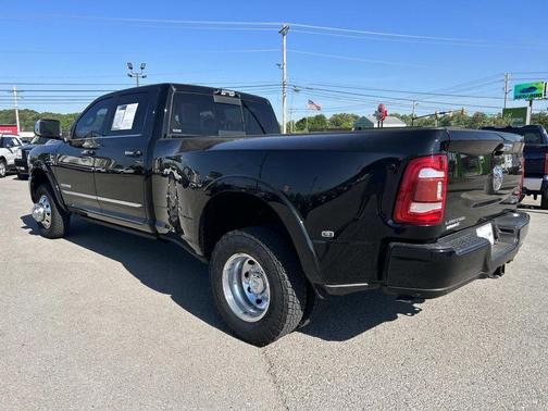 Diamond Black Crystal Pearlcoat 2021 RAM 3500 Limited Crew Cab 4x4 8' Box