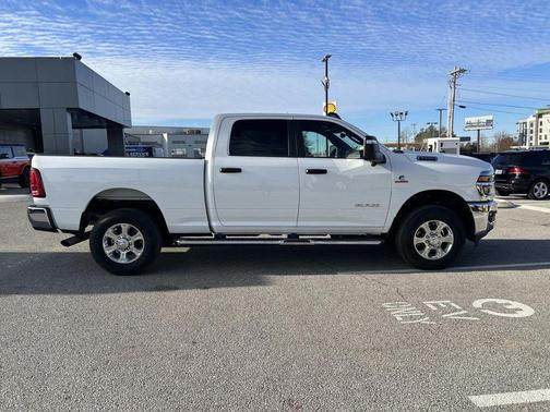 Bright White Clearcoat 2026 RAM 3500 Big Horn Crew Cab 4x4 6'4' Box