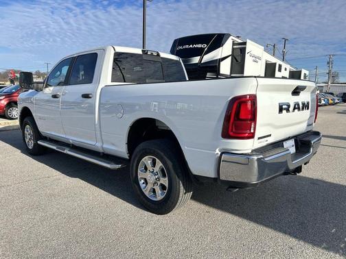 Bright White Clearcoat 2026 RAM 3500 Big Horn Crew Cab 4x4 6'4' Box