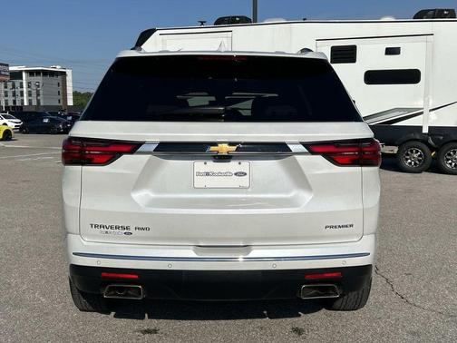 Iridescent Pearl Tricoat 2023 Chevrolet Traverse Premier