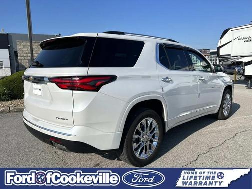 Iridescent Pearl Tricoat 2023 Chevrolet Traverse Premier