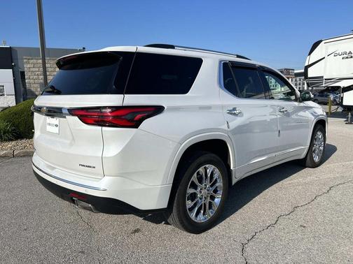 Iridescent Pearl Tricoat 2023 Chevrolet Traverse Premier
