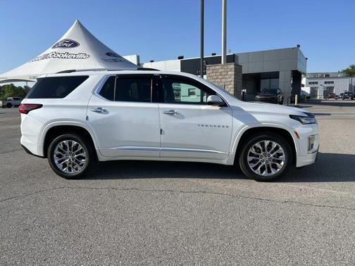 Iridescent Pearl Tricoat 2023 Chevrolet Traverse Premier