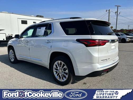 Iridescent Pearl Tricoat 2023 Chevrolet Traverse Premier