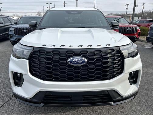 Star White Metallic Tri-Coat 2026 Ford Explorer ST-Line