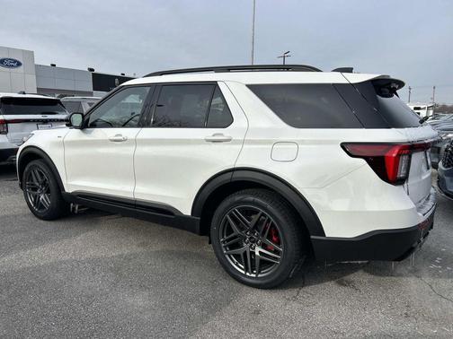 Star White Metallic Tri-Coat 2026 Ford Explorer ST-Line