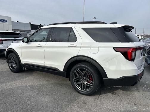 Star White Metallic Tri-Coat 2026 Ford Explorer ST-Line