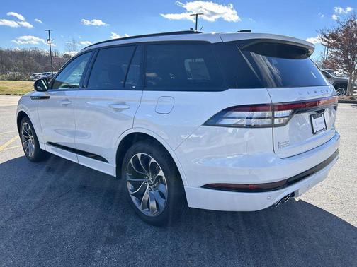 Pristine White Metallic Tri-Coat 2026 Lincoln Aviator Premiere