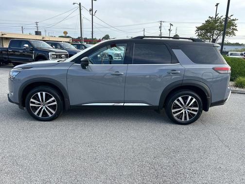 Solid Gray/Super Black 2025 Nissan Pathfinder Platinum 4WD