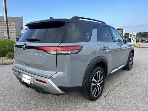 Solid Gray/Super Black 2025 Nissan Pathfinder Platinum 4WD