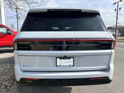Crystal White Metallic Clearcoat 2026 Lincoln Navigator Premiere