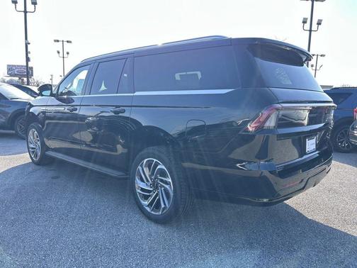 Infinite Black Metallic Clearcoat 2026 Lincoln Navigator Premiere